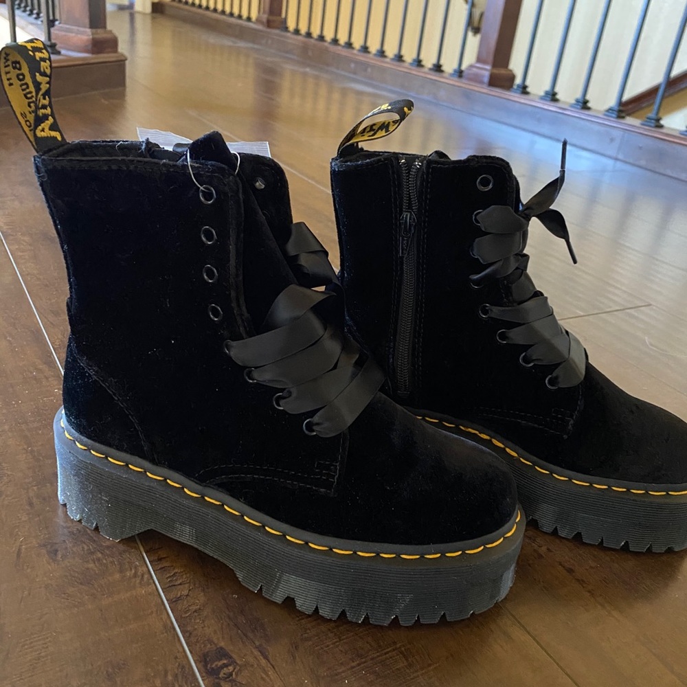 Dr. Martens Jadon Velvet - Picture 10 of 10